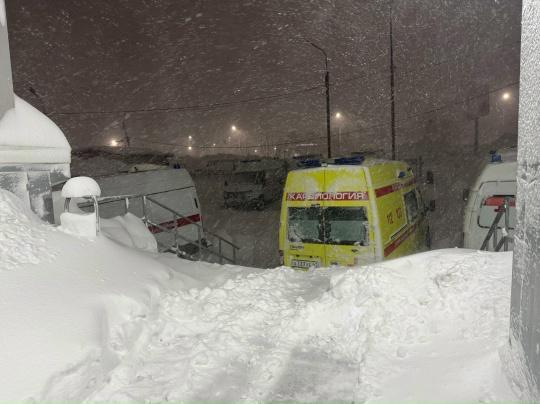 Медики скорой более километра несли пациента на руках при штормовом ветре Медики скорой более километра несли пациента на руках при штормовом ветре