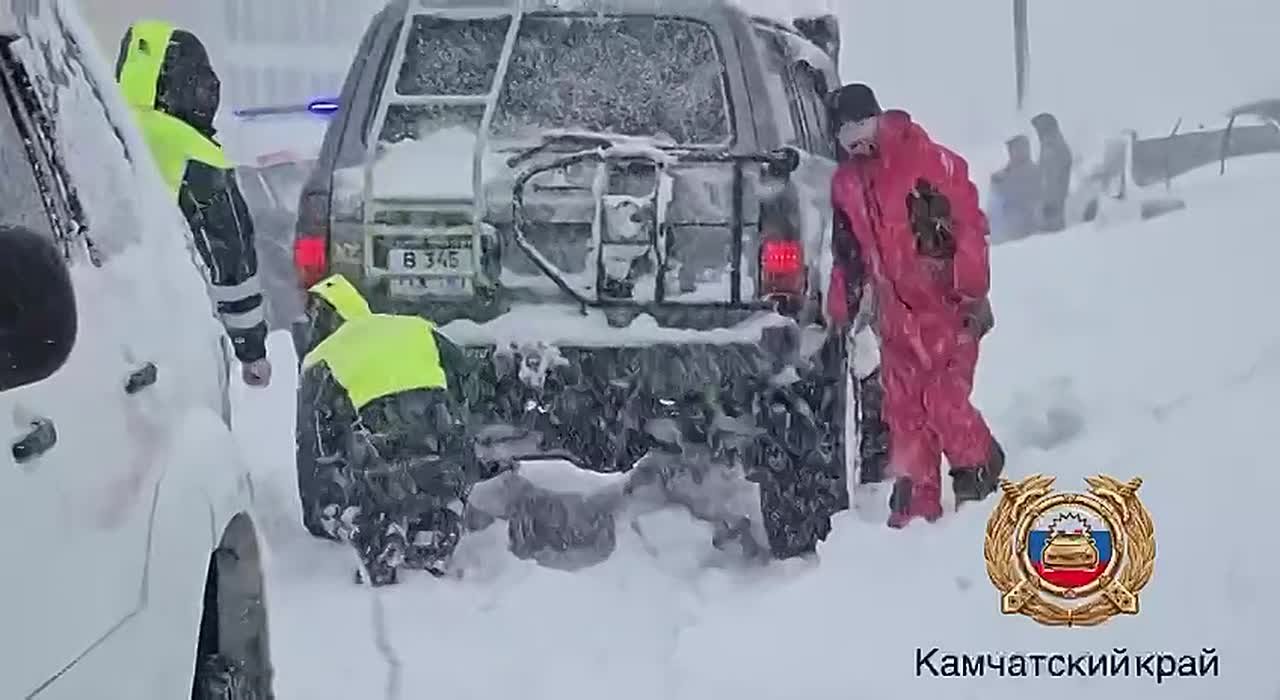 Сотрудники Госавтоинспекции на Камчатке продолжают нести службу в экстремальных погодных условиях