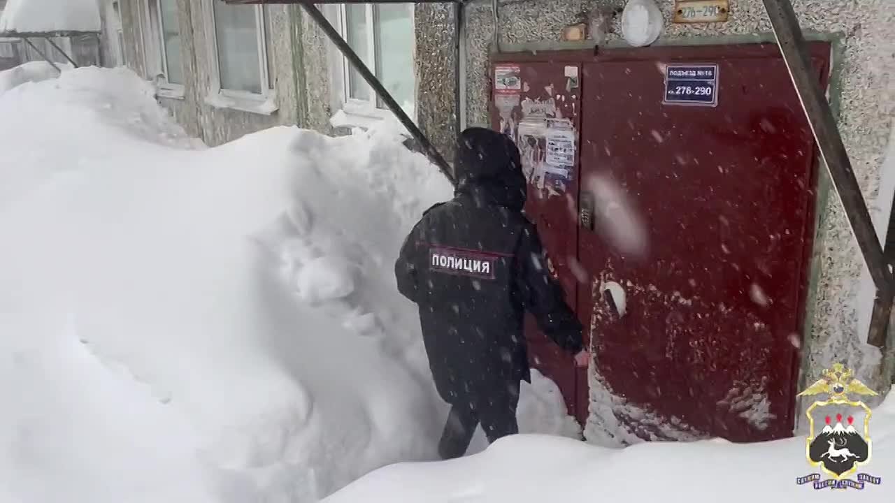 В условиях сильнейшей метели и непогоды сегодня сотрудники Камчаткой полиции были на посту, как, например, инспектор ООД УУП и ПДН УМВД России по Камчатскому краю, капитан полиции Кристина Еремина