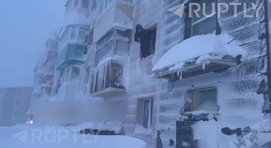 Камчатка утонула в снегу: мощный снегопад парализовал полуостров — сугробы выросли до высоты второго этажа!