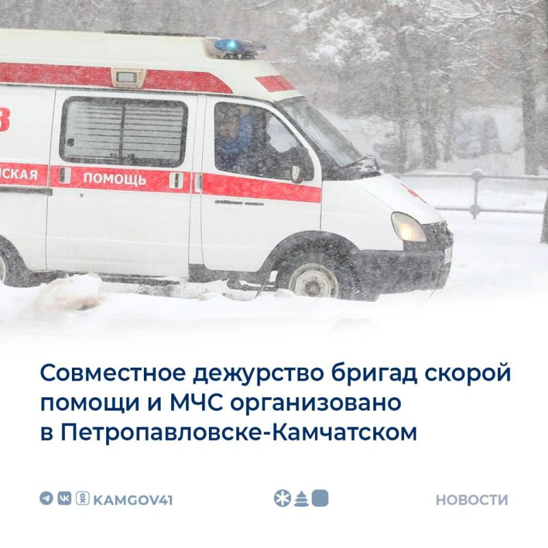 Спасатели помогают медикам в транспортировке пациентов там, где проезд для обычных автомобилей затруднен