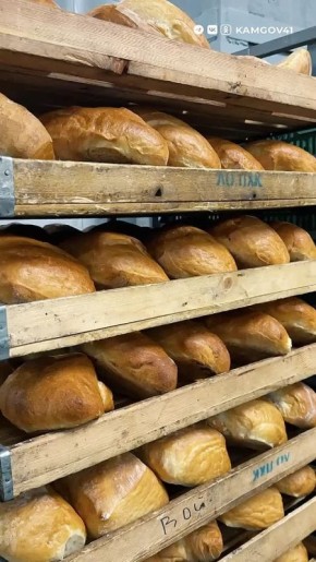 Хлебокомбинат «Петропавловский» готовится к утренней доставке хлебобулочных изделий в магазины Петропавловска-Камчатского, Вилючинска и Елизова