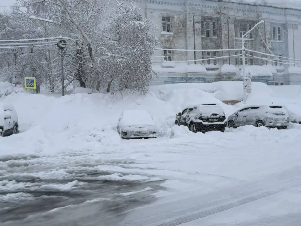 Жителей Петропавловска-Камчатского убедительно просят не бросать личный транспорт на обочинах и в неположенных местах