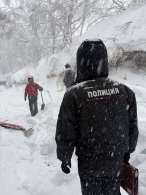 На Камчатке возбудили дело после гибели мужчины под упавшим с крыши снегом