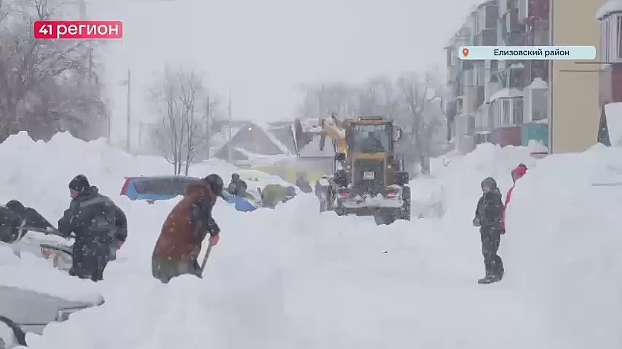 Работы по устранению последствий снегопада продолжаются в поселениях Елизовского района
