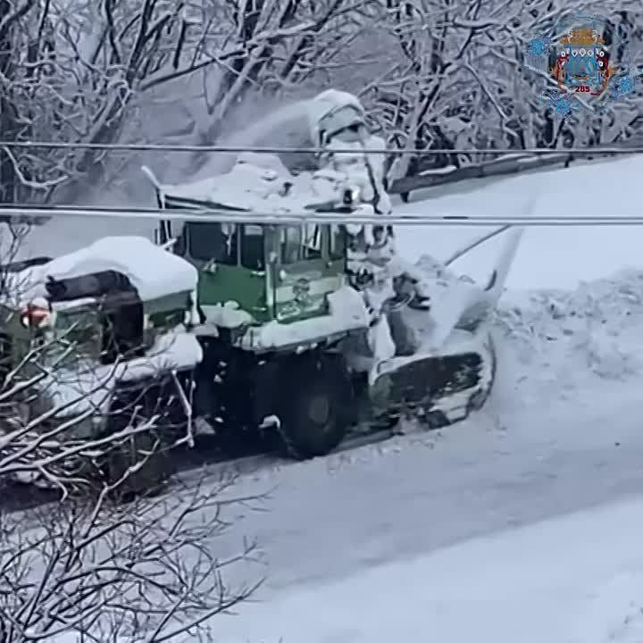 Дорожные службы продолжают работы по расчистке магистральных дорог