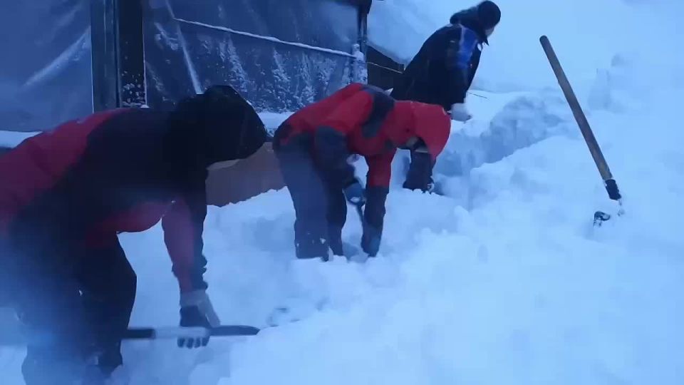 Спасатели оказали помощь пенсионерке, у которой не было возможно выйти из дома из-за навалившихся снежных масс