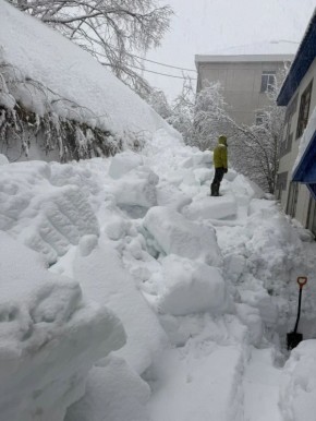 В Петропавловске-Камчатском рухнувшая с крыши масса снега убила человека