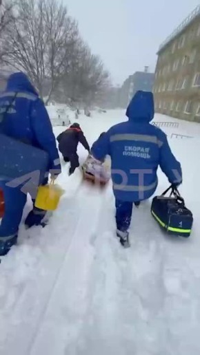 Настоящие герои: на Камчатке бригады МЧС и врачей скорой помощи продолжают выполнять свою работу, несмотря на огромные сугробы