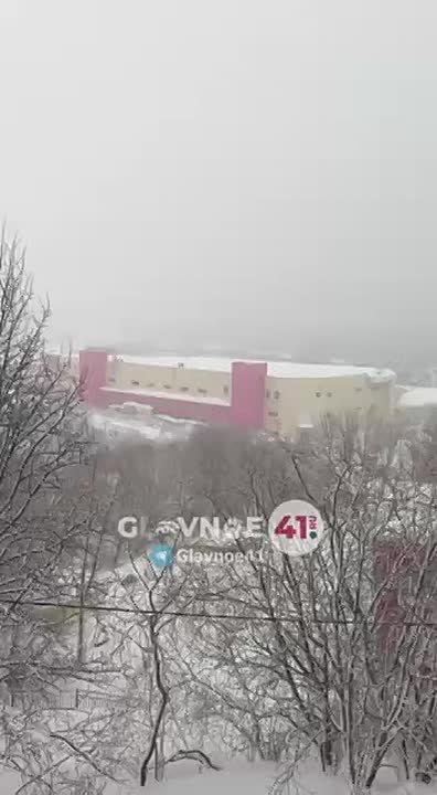 В Петропавловске-Камчатском сход снежных лавин парализовал город