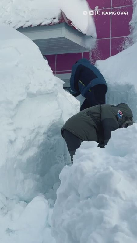 Расчистку детского сада № 25 и школы № 28 в Петропавловске-Камчатском провели краевые спасатели и Минлес Камчатского края