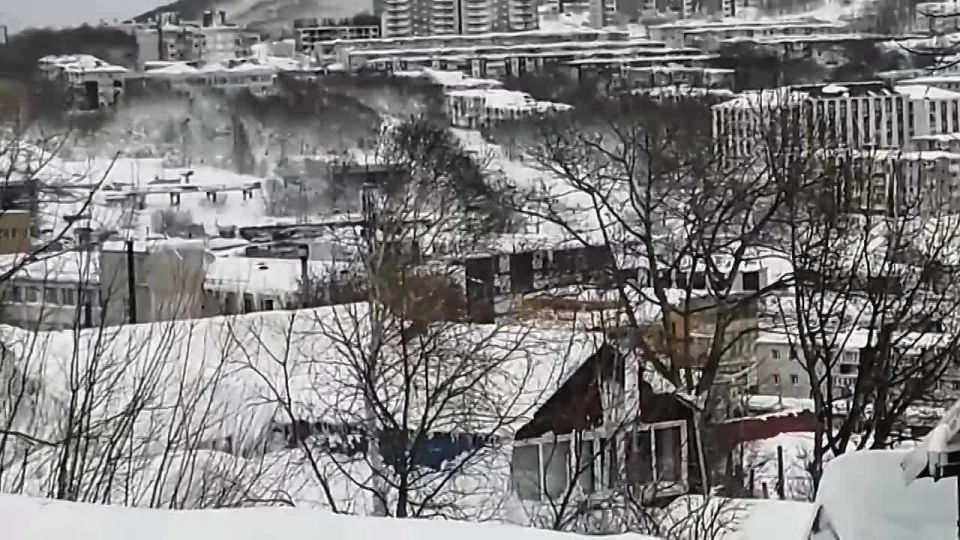 Спасатели КГКУ «ЦОД» вызволяют из снежного плена и оказывают помощь в транспортировке жителей Камчатки