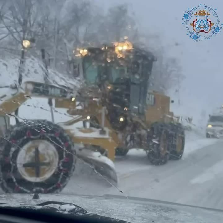 В настоящее время дорожные службы продолжают работы по расширению центральных дорог, уборке снежных валов для обеспечения проезда общественного транспорта