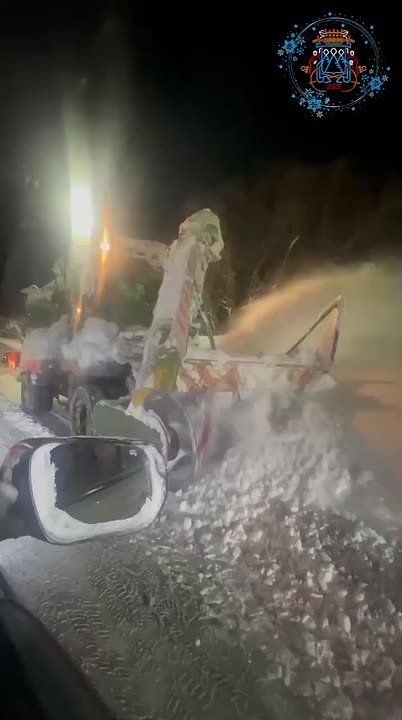 В ночную смену снегоуборочная техника продолжает работать над расширением проезжей части