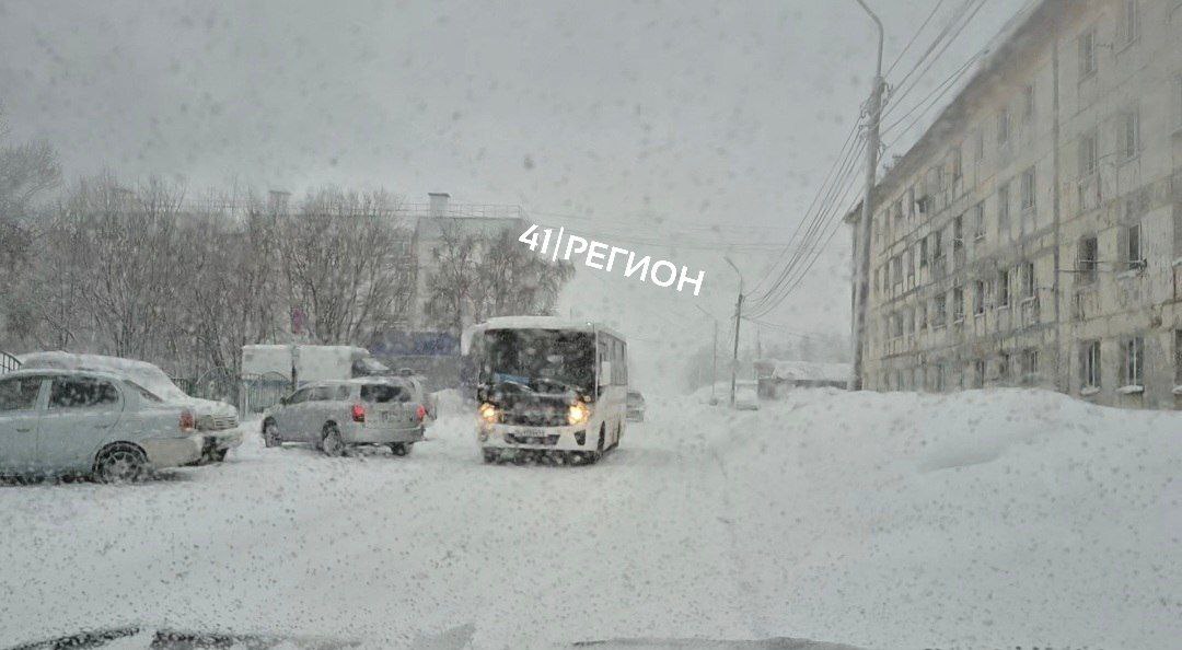 В Елизовском районе автобусное сообщение возобновлено, но с временными ограничениями из-за сложной дорожной обстановки