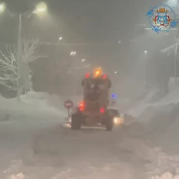 В ночную смену дорожные службы продолжили работу по расчистке центральных дорог