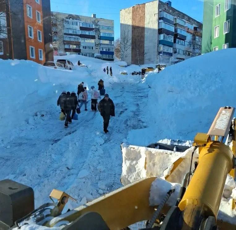 Город день за днем. 17 января 2026 года Специализированная техника задействована на магистральных дорогах и внутриквартальных проездах