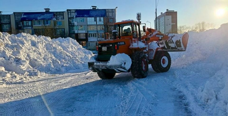 Город день за днем. 18 января 2026 года Подрядные организации продолжают расчистку и расширение внутриквартальных проездов и придомовых территорий