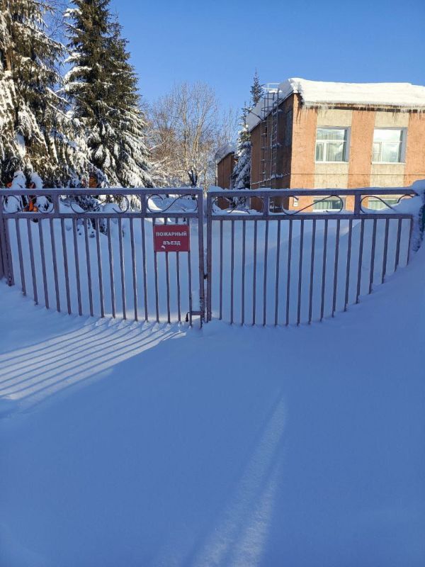 Военнослужащие Камчатки помогли расчистить от снега детский сад № 37 «Белочка» в поселке Вулканный