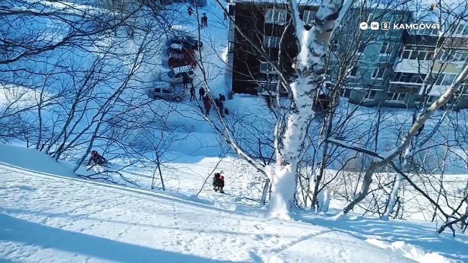 Спасатели КГКУ "ЦОД" провели работу по снижению лавинной опасности вблизи жилых домов в Петропавловске-Камчатском