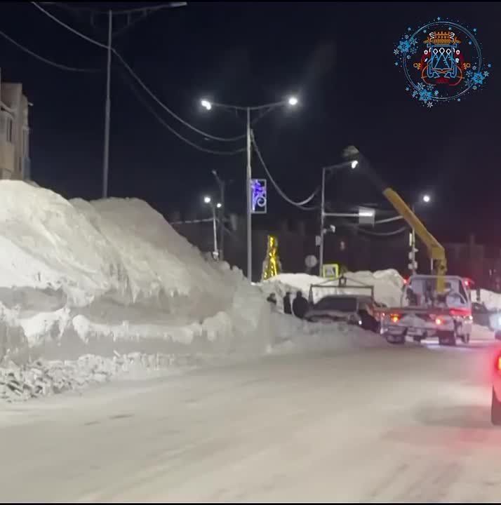 Дорожные службы призывают горожан оставлять под лобовым стеклом автомобилей номер телефона для оперативной связи с водителем на время проведения расчистки городских территорий от снега