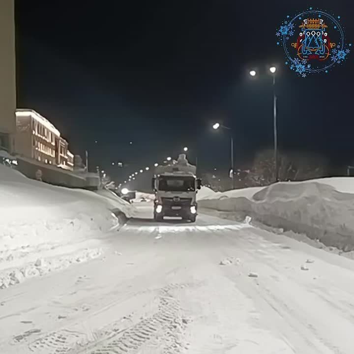 В ночную смену дорожные службы продолжили работу по расчистке дорог и вывозу снежных масс