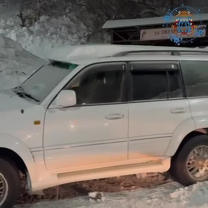 Уважаемые автовладельцы!. Просим вас не парковать автомобили на центральных дорогах, автобусных остановках ночью