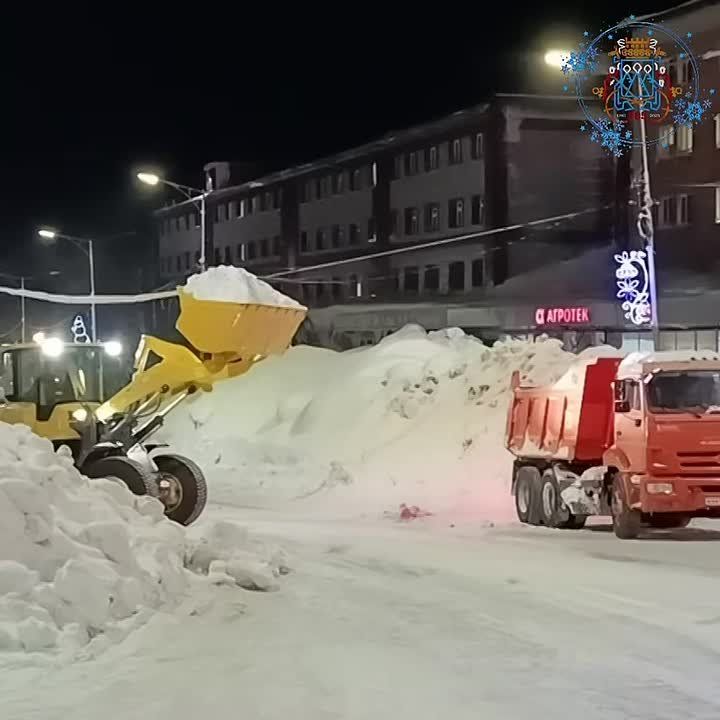 В ночное время продолжились работы по расширению центральных дорог и вывозу снежных масс