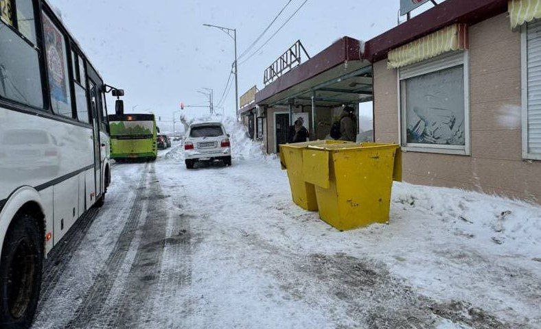 В Петропавловске-Камчатском АО «Спецтранс» организовало дополнительные пункты временного размещения контейнеров для сбора твердых коммунальных отходов у автобусных остановок и в местах жилой застройки