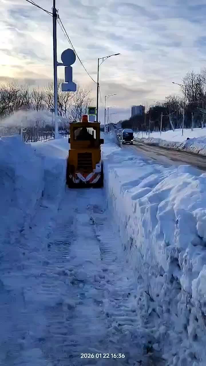 По магистральным проездам еще вывозим снег, параллельно в местах, где возможно работать тротуарным шнекоротором началась очистка дорожек для пешеходов