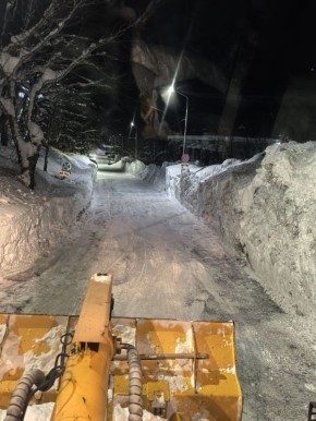 В ночное время продолжились работы по расчистке и расширению внутриквартальных проездов и вывозу снежных масс