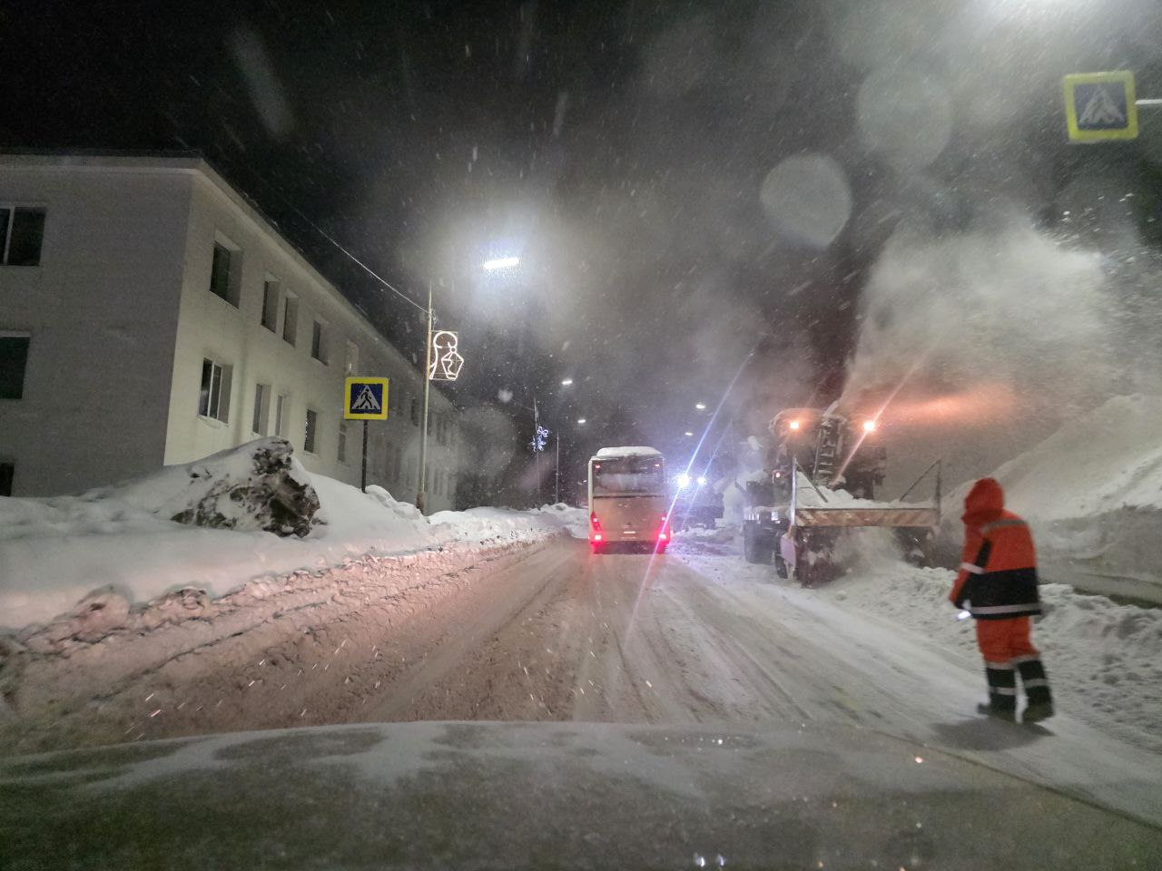 МУП "Спецдорремстрой" ночью работает на Океанской, задача - расширить проезжую часть, убрать шугу и наледь МУП "Спецдорремстрой" ночью работает на Океанской, задача - расширить проезжую часть, убрать шугу и наледь