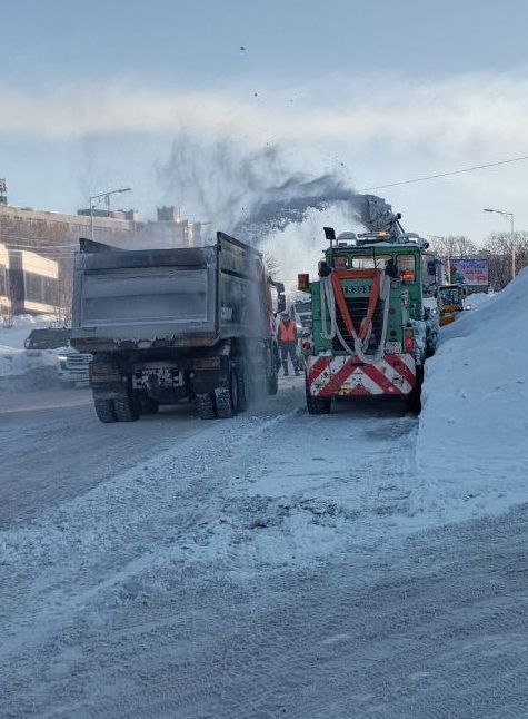 Город день за днем. 26 января 2026 года В Петропавловске-Камчатском специализированная техника продолжает работы на магистральных дорогах, внутриквартальных проездах, придомовых территориях Город день за днем. 26 января 2026 года В Петропавловске-Камчатском специализированная техника продолжает работы на магистральных дорогах, внутриквартальных проездах, придомовых территориях
