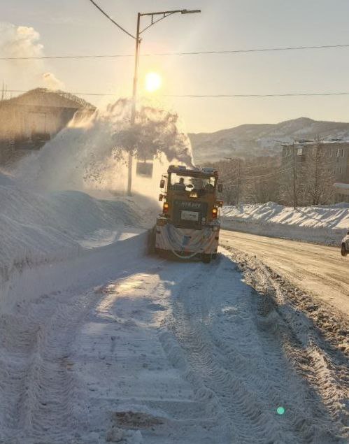 Город день за днем. 26 января 2026 года В Петропавловске-Камчатском специализированная техника продолжает работы на магистральных дорогах, внутриквартальных проездах, придомовых территориях Город день за днем. 26 января 2026 года В Петропавловске-Камчатском специализированная техника продолжает работы на магистральных дорогах, внутриквартальных проездах, придомовых территориях