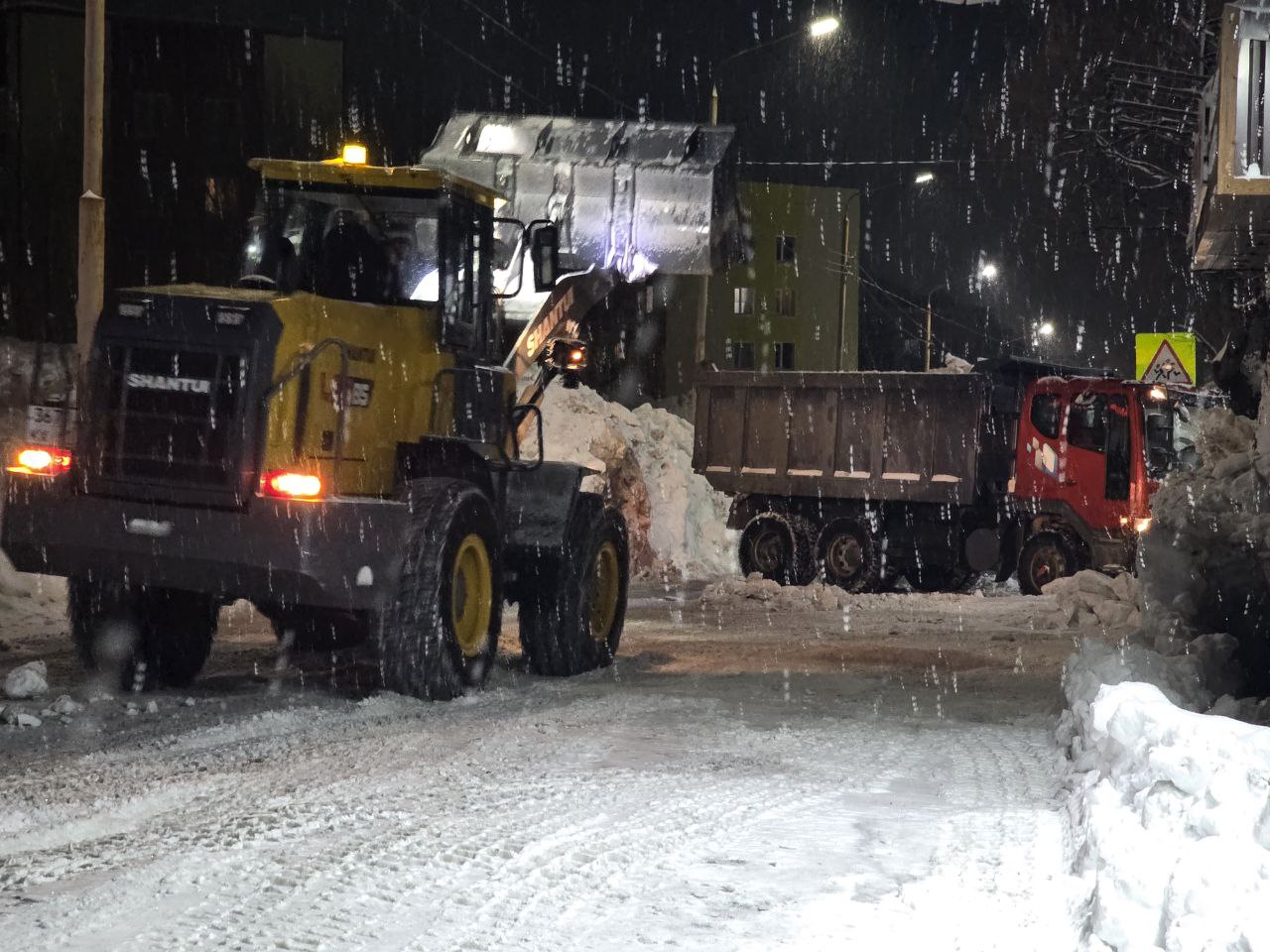 ООО "Триада" сегодня расчищает, вывозит снег с Садового переулка и улицы Штурмана Елагина ООО "Триада" сегодня расчищает, вывозит снег с Садового переулка и улицы Штурмана Елагина