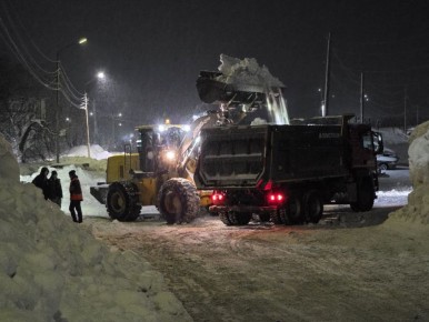 ООО "Триада" сегодня расчищает, вывозит снег с Садового переулка и улицы Штурмана Елагина