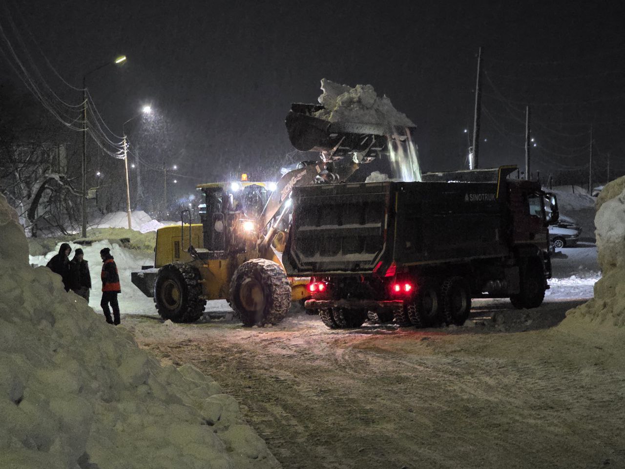 ООО "Триада" сегодня расчищает, вывозит снег с Садового переулка и улицы Штурмана Елагина
