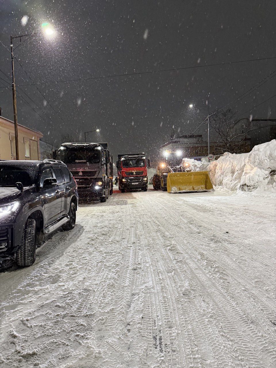 Город день за днем. 26 января 2026 года В Петропавловске-Камчатском специализированная техника продолжает работы на магистральных дорогах, внутриквартальных проездах, придомовых территориях Город день за днем. 26 января 2026 года В Петропавловске-Камчатском специализированная техника продолжает работы на магистральных дорогах, внутриквартальных проездах, придомовых территориях
