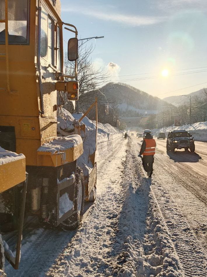 Город день за днем. 26 января 2026 года В Петропавловске-Камчатском специализированная техника продолжает работы на магистральных дорогах, внутриквартальных проездах, придомовых территориях Город день за днем. 26 января 2026 года В Петропавловске-Камчатском специализированная техника продолжает работы на магистральных дорогах, внутриквартальных проездах, придомовых территориях