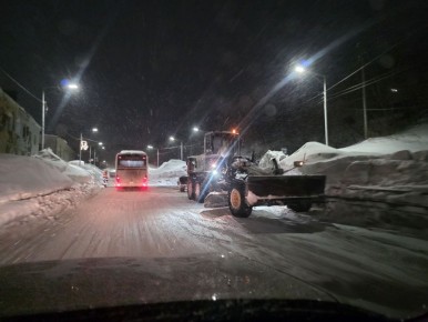 МУП "Спецдорремстрой" ночью работает на Океанской, задача - расширить проезжую часть, убрать шугу и наледь