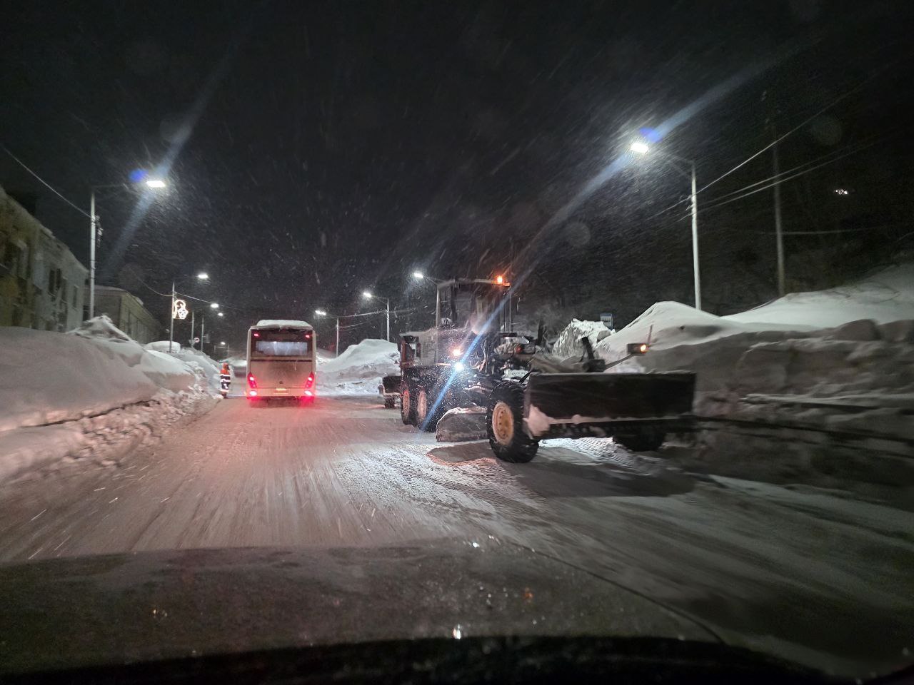 МУП "Спецдорремстрой" ночью работает на Океанской, задача - расширить проезжую часть, убрать шугу и наледь