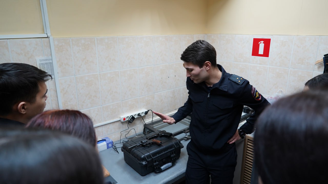 Камчатские студенты побывали в гостях у экспертов криминалистического центра Камчатские студенты побывали в гостях у экспертов криминалистического центра