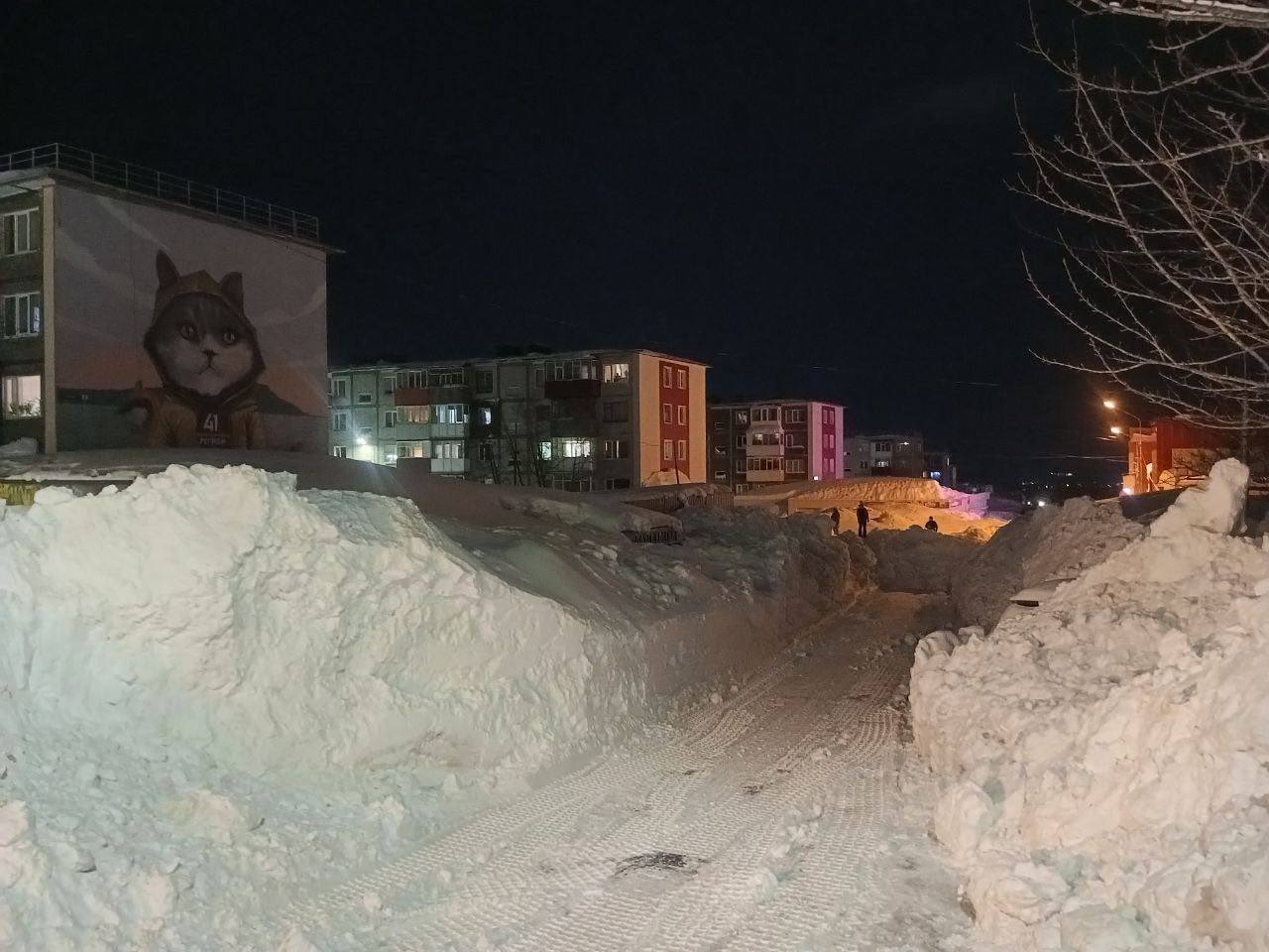 В ночную смену снегоуборочная техника продолжила работать над городских проездах В ночную смену снегоуборочная техника продолжила работать над городских проездах