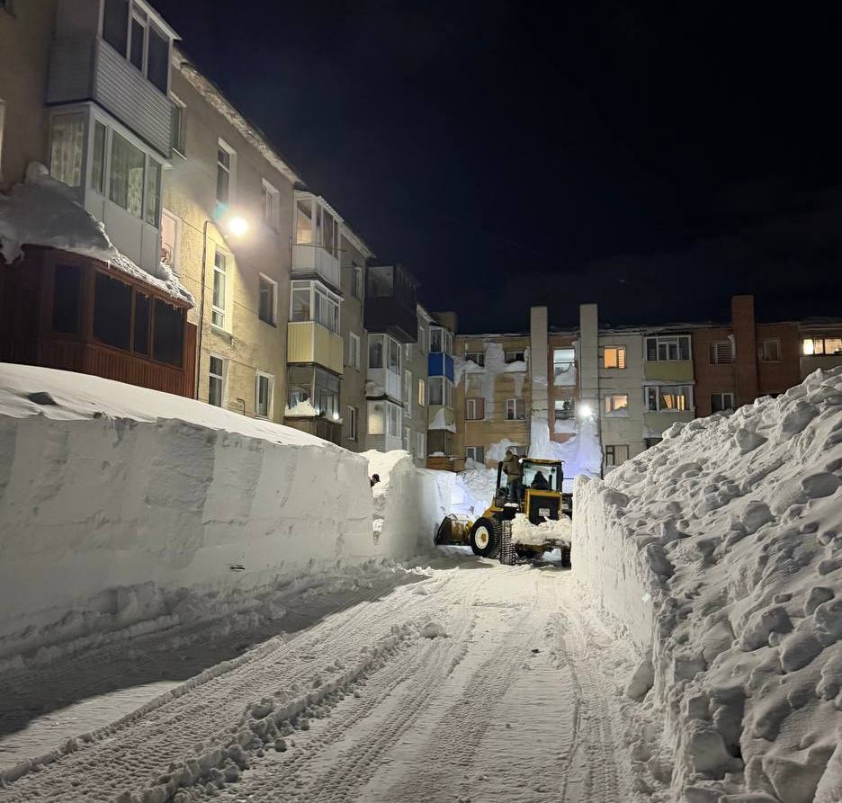 В ночную смену снегоуборочная техника продолжила работать над городских проездах В ночную смену снегоуборочная техника продолжила работать над городских проездах