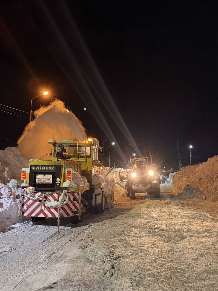 Город день за днем. 27 января 2026 года В ПетропавловскеКамчатском в круглосуточном режиме ведутся работы по расчистке городских территорий Город день за днем. 27 января 2026 года В ПетропавловскеКамчатском в круглосуточном режиме ведутся работы по расчистке городских территорий