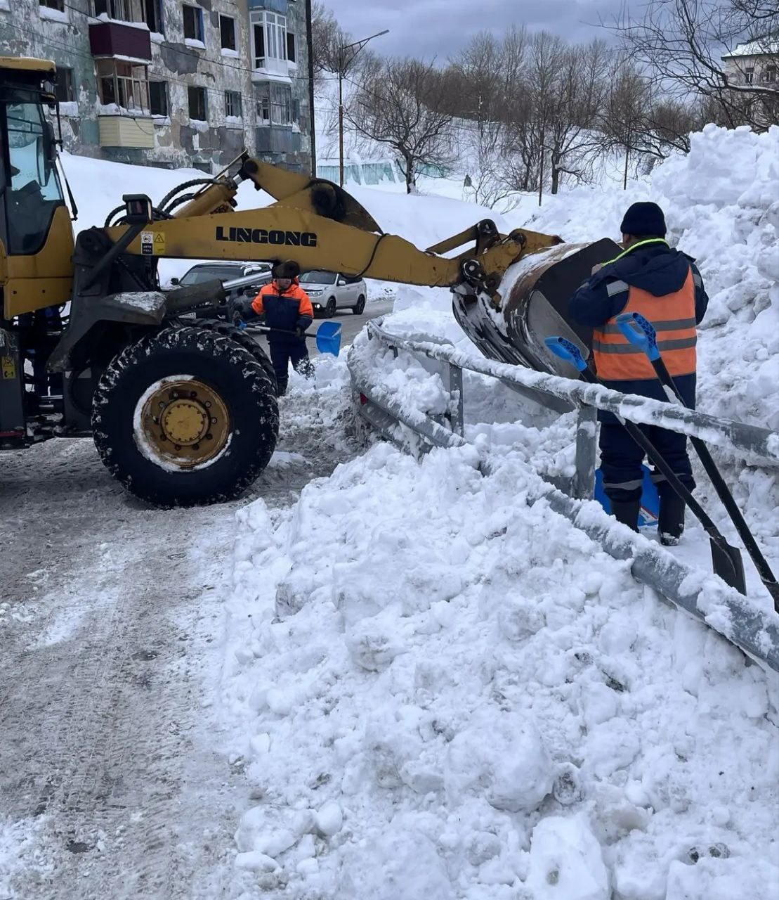 Город день за днем. 27 января 2026 года В ПетропавловскеКамчатском в круглосуточном режиме ведутся работы по расчистке городских территорий Город день за днем. 27 января 2026 года В ПетропавловскеКамчатском в круглосуточном режиме ведутся работы по расчистке городских территорий
