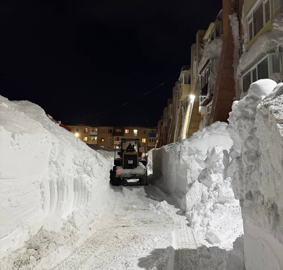 В ночную смену снегоуборочная техника продолжила работать над городских проездах В ночную смену снегоуборочная техника продолжила работать над городских проездах