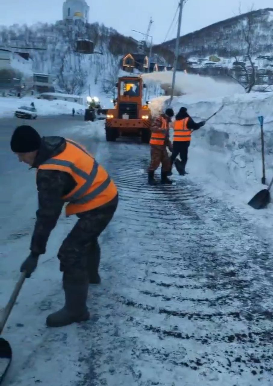 Город день за днем. 27 января 2026 года В ПетропавловскеКамчатском в круглосуточном режиме ведутся работы по расчистке городских территорий Город день за днем. 27 января 2026 года В ПетропавловскеКамчатском в круглосуточном режиме ведутся работы по расчистке городских территорий