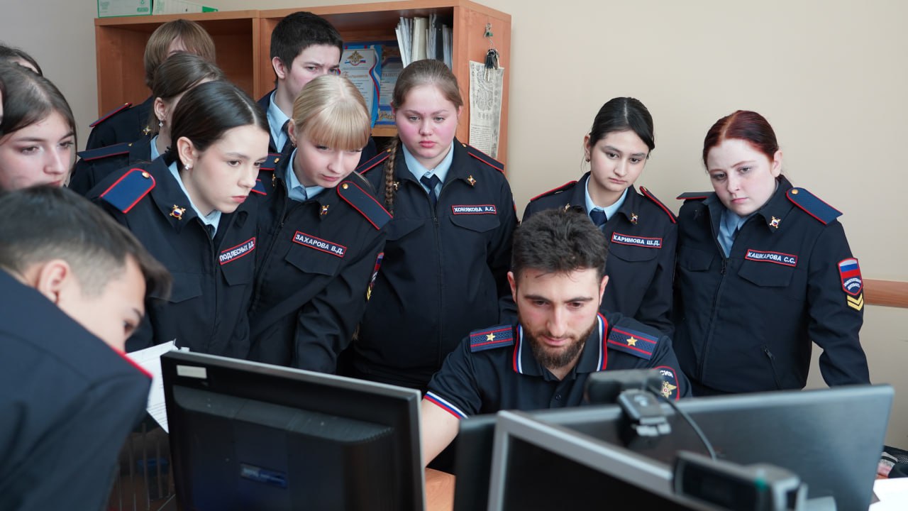 Камчатские студенты побывали в гостях у экспертов криминалистического центра Камчатские студенты побывали в гостях у экспертов криминалистического центра