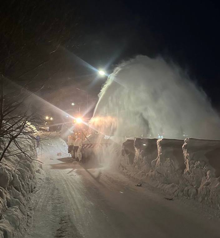 В ночную смену снегоуборочная техника продолжила работать над городских проездах В ночную смену снегоуборочная техника продолжила работать над городских проездах